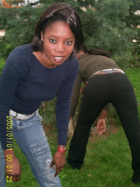 Moi&Awa ki montre son derriere lol